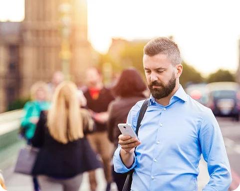 Personne utilisant Movely sur son téléphone